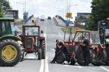 EKSKLUZIVNI AUDIO-SNIMAK! Evo kako se blokaderi-poljoprivrednici međusobno biju!