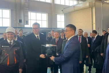 DEMONSTRACIJA SILE U ASTANI: Vučić obišao vojnu izložbu kompanije s kojom smo zajedno stvorili moćne noru, sokola i tamnavu (FOTO)