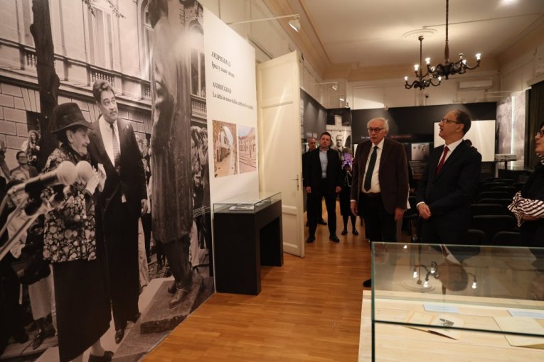 Premijer u Državnom arhivu Srbije