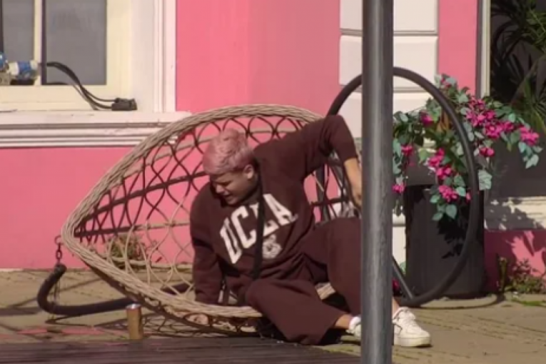 Uroš Stanić pao sa stolice