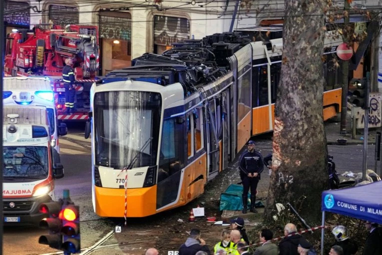 TRAMVAJ ISKOČIO IZ ŠINA! Blizu 40 povređenih, ima i mrtvih! VOZILO ZAVRŠILO U IZLOGU RADNJE! (FOTO, VIDEO)