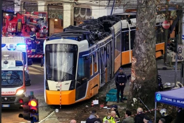 TRAMVAJ ISKOČIO IZ ŠINA! Blizu 40 povređenih, ima i mrtvih! VOZILO ZAVRŠILO U IZLOGU RADNJE! (FOTO, VIDEO)