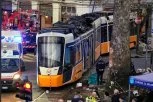 TRAMVAJ ISKOČIO IZ ŠINA! Blizu 40 povređenih, ima i mrtvih! VOZILO ZAVRŠILO U IZLOGU RADNJE! (FOTO, VIDEO)