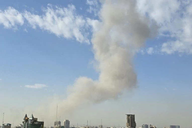 TURISTI SE KUPAJU U BAZENU, A IZNAD NJIH LETI RAKETA: Svo ludilo rata Amerike i Irana u jednom kadru! (VIDEO)