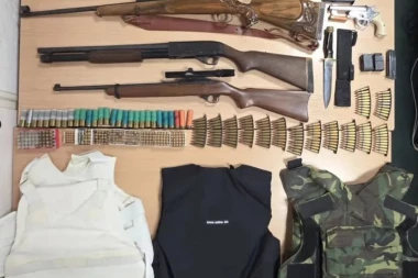 KAO DA SE SPREMAO ZA PRAVI RAT! Evo šta je pronađeno kod Aca Đukanovića - puške, pištolji, municija, panciri (GALERIJA)