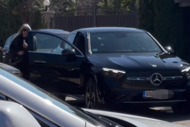 UDOVICA SAŠE POPOVIĆA SLOMLJENA ISPRED PORODIČNOG DOMA: Potresne scena na Bežaniji, pogledajte u kakvom stanju je Suzana!