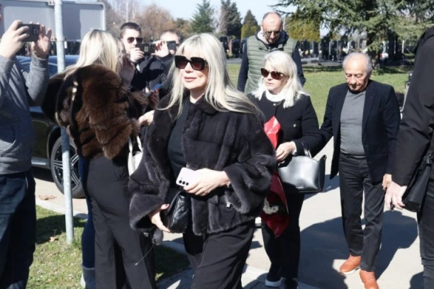 ESTRADA SE OKUPILA NA POMENU SAŠI POPOVIĆU: Jecaj supruge našeg pevača odjeknuo grobljem! (VIDEO)