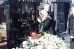 SUZANA JOVANOVIĆ STIGLA NA GROB SAŠE POPOVIĆA: Ćerka ne može da dođe sebi od BOLA! (VIDEO)