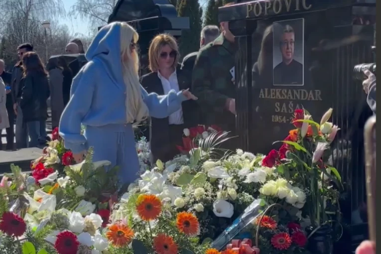 KARLEUŠA SE SLOMILA NA GROBU Saše Popovića: Jelenu RASTRZAO bol u delove, bacila se Suzani u naručje! (VIDEO)