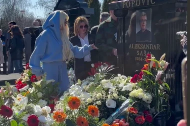 KARLEUŠA SE SLOMILA NA GROBU Saše Popovića: Jelenu RASTRZAO bol u delove, bacila se Suzani u naručje! (VIDEO)