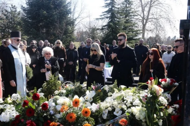 UZNEMIRUJUĆE IZDANJE UDOVICE SAŠE POPOVIĆA - SUZANA ZAPOMAŽE NA SAV GLAS NAD GROBOM! Deca je ne ispuštaju iz vida! (VIDEO)