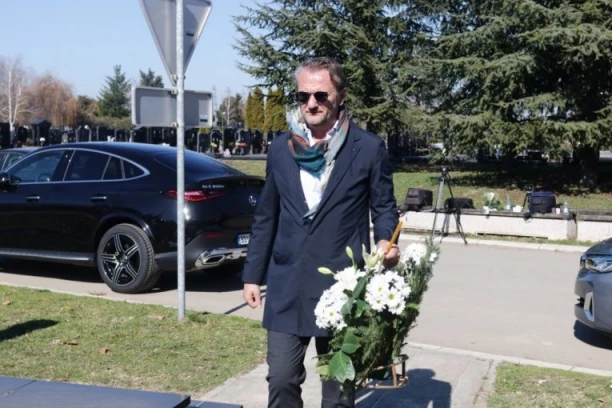 OSTOJA MIJAILOVIĆ NA POMENU SAŠI POPOVIĆU: Slomljen od bola, a u ruci je nosio OVO