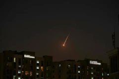 DRAMATIČAN SNIMAK IZ DUBAIJA! Pogledajte trenutak kada je iranski projektil eksplodirao kod Burdž Kalife! GORI CENTAR GRADA (VIDEO)