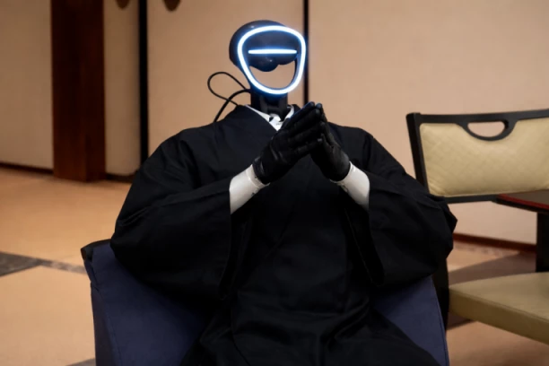 ROBOTI UŠLI U HRAMOVE: Predstavljena prva mašina-monah koja razgovara sa vernicima i deli savete o životu i veri (VIDEO)