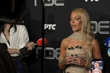 PEVAČICA DOŽIVELA PEH, OSTALA BEZ HALJNE PRED FINALE PZE! Miljenica publike priznala kakvu PORUKU je dobila od Relje! (VIDEO, GALERIJA)