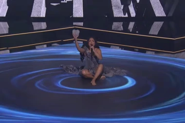 ŠOKANTNA GREŠKA NA FINALU PZE, PEVAČICA U SUZAMA NAPUSTILA SCENU! Nepristojni muškarac PREKINUO NASTUP Zejne pred milionskim auditorijumom!