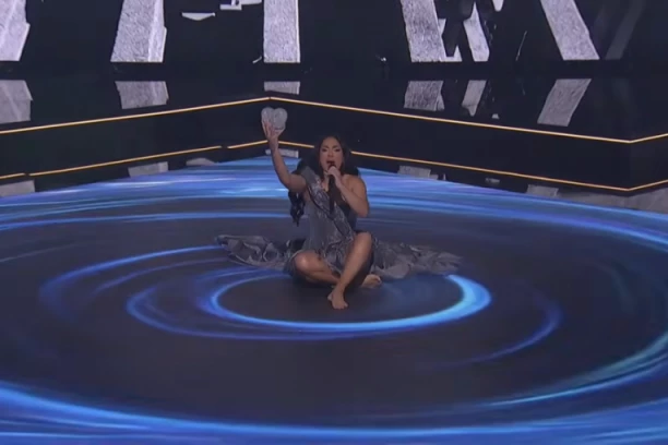 ŠOKANTNA GREŠKA NA FINALU PZE, PEVAČICA U SUZAMA NAPUSTILA SCENU! Nepristojni muškarac PREKINUO NASTUP Zejne pred milionskim auditorijumom!