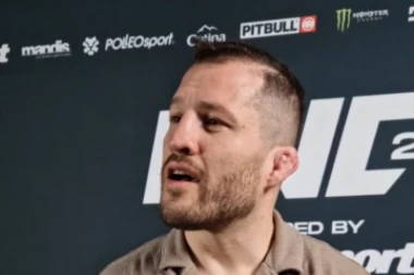 KROATA ZA SPORTISSIMO O HAOSU: Prvo se moli, pa pokazuje ONO! Trebalo je da ga gurnu u publiku... (VIDEO)