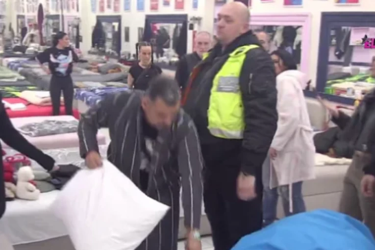 MOMENTALNI PREKID PROGRAMA: Obezbeđenje jedva sprečilo MAKLJAŽU - sve se desilo UŽIVO u programu! (VIDEO)