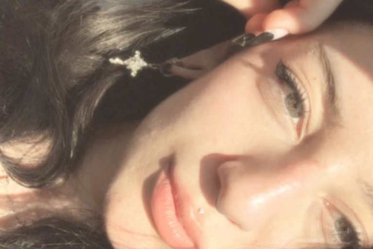 Ovo je devojka frontmena grupe Lavina