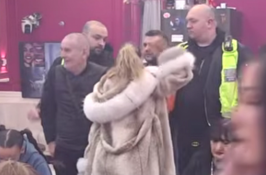 ANELI NASRNULA NA ASMINA, OBEZBEĐENJE NAPRAVILO ŽIVI ZID: Durdžić joj izgovorio NAJBRUTALNIJU uvredu, svi ga OSUDILI!