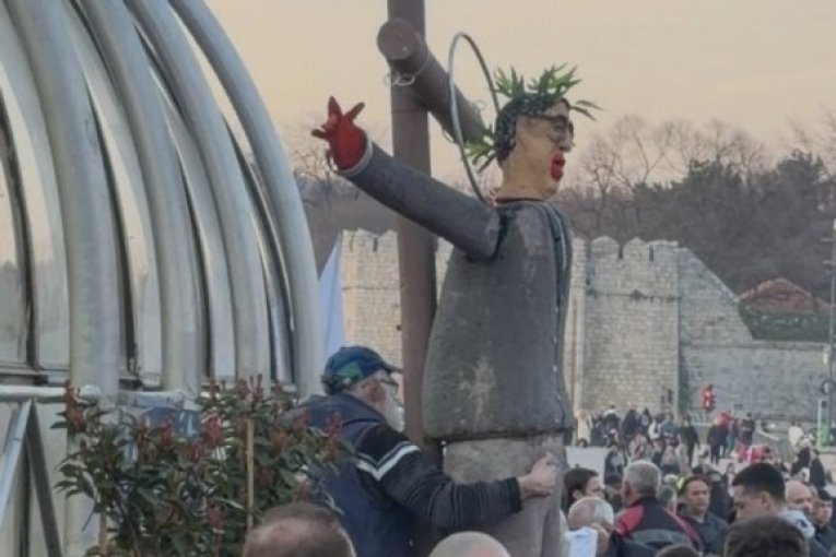 Lutka sa likom predsednik razapeta na krst