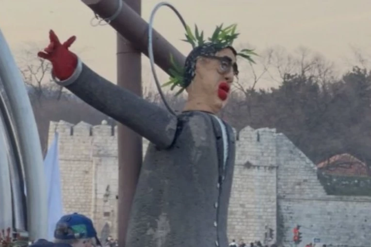 MORBIDNO! Blokaderi razapeli lutku sa Vučićevim likom na krst i napisili "novomučenik"! (FOTO, VIDEO)