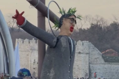 MORBIDNO! Blokaderi razapeli lutku sa Vučićevim likom na krst i napisili "novomučenik"! (FOTO, VIDEO)