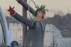 MORBIDNO! Blokaderi razapeli lutku sa Vučićevim likom na krst i napisali "novomučenik"! (FOTO, VIDEO)