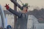 MORBIDNO! Blokaderi razapeli lutku sa Vučićevim likom na krst i napisili "novomučenik"! (FOTO, VIDEO)