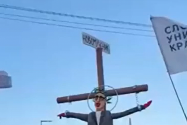 Lutka sa likom predsednik razapeta na krst