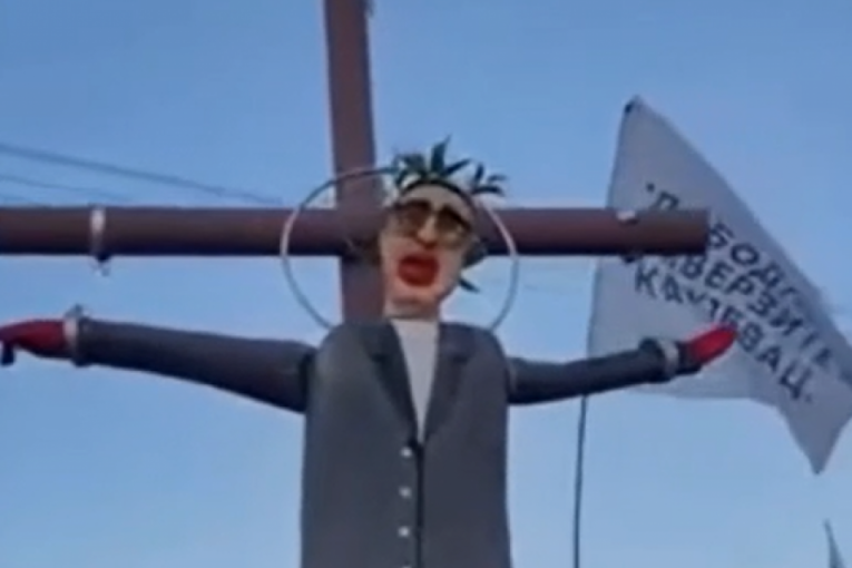 Lutka sa likom predsednik razapeta na krst