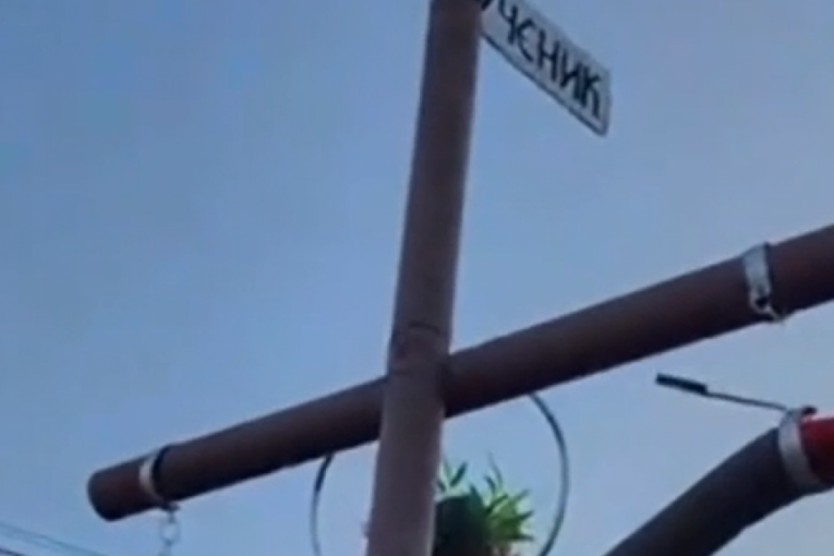 Lutka sa likom predsednik razapeta na krst