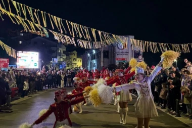 ZAPALJENA DŽINOVSKA LUTKA NESTALA U PLAMENU! Aco Pejović napravio HAOS nasred šetališta, krivac doveden pred sud! (VIDEO)