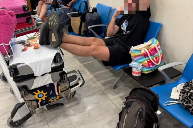 Srbi zarobljeni na aerodromu