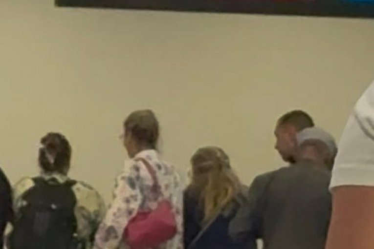 Srbi zarobljeni na aerodromu