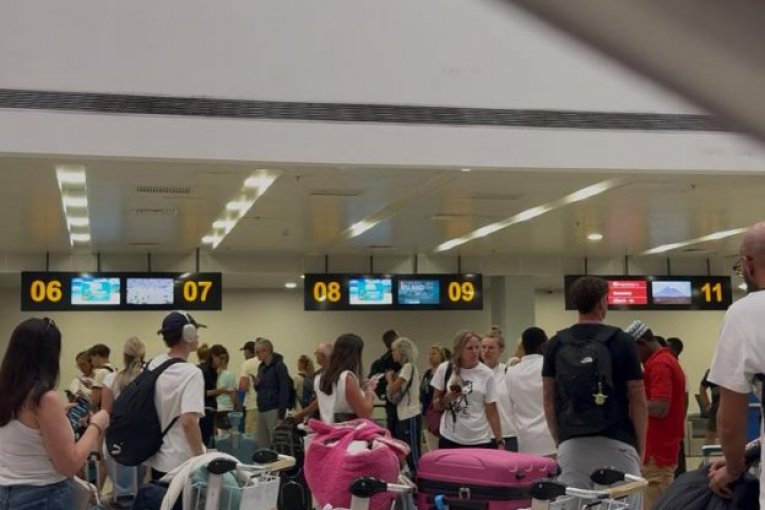 Srbi zarobljeni na aerodromu