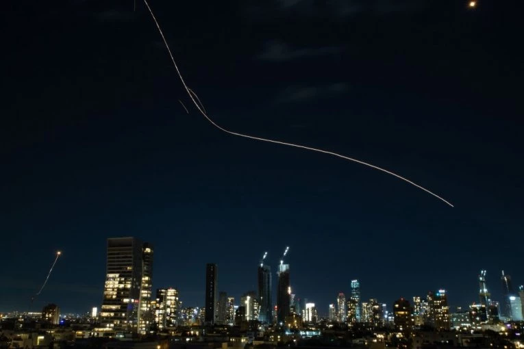 ODJEKUJU EKSPLOZIJE U BLIZINI IRAČKOG AERODROMA ERBIL! Nebo gori iznad aerodroma, rakete i dronovi sevaju ka američkom konzulatu! (VIDEO)