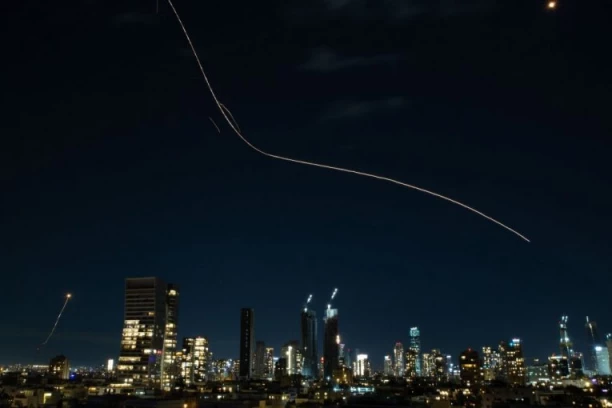 ODJEKUJU EKSPLOZIJE U BLIZINI IRAČKOG AERODROMA ERBIL! Nebo gori iznad aerodroma, rakete i dronovi sevaju ka američkom konzulatu! (VIDEO)