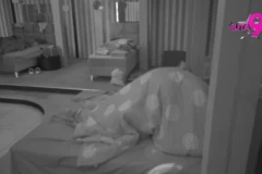 NEZAPAMĆENO IŽIVLJAVANJE POD POKRIVAČEM, ANITA JAUKALA NA SAV GLAS! Luka podivljao nakon svađe, pa joj se "osvetio" u krevetu - puca sve!