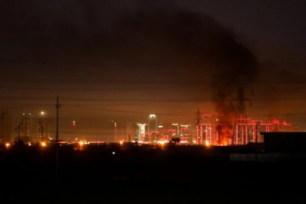 ODJEKUJU EKSPLOZIJE U BLIZINI IRAČKOG AERODROMA "ERBIL"! Nebo gori iznad aerodroma, rakete i dronovi sevaju ka američkom konzulatu! (VIDEO)