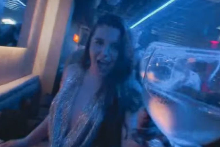 NAŠA PEVAČICA OD MISTERIOZNOG MUŠKARCA DOBILA POKLON OD 15.000 EVRA: Roditelji saznali za njega, sve isplivalo iz porodičnog doma!