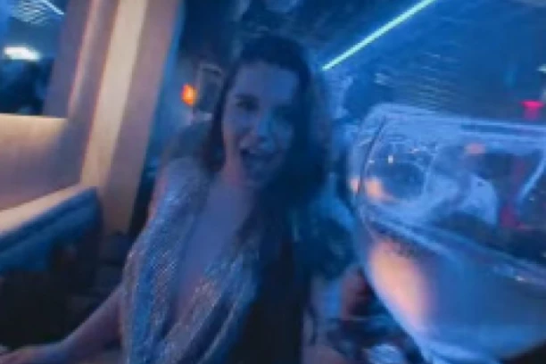 NAŠA PEVAČICA OD MISTERIOZNOG MUŠKARCA DOBILA POKLON OD 15.000 EVRA: Roditelji saznali za njega, sve isplivalo iz porodičnog doma!