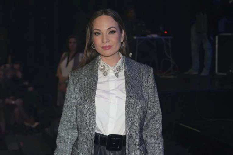 JELENA TOMAŠEVIĆ USNIMLJENA ODMAH NAKON PUŠTANJA IZ BOLNICE! Evo u kakvom je stanju pevačica posle drame na koncertu!