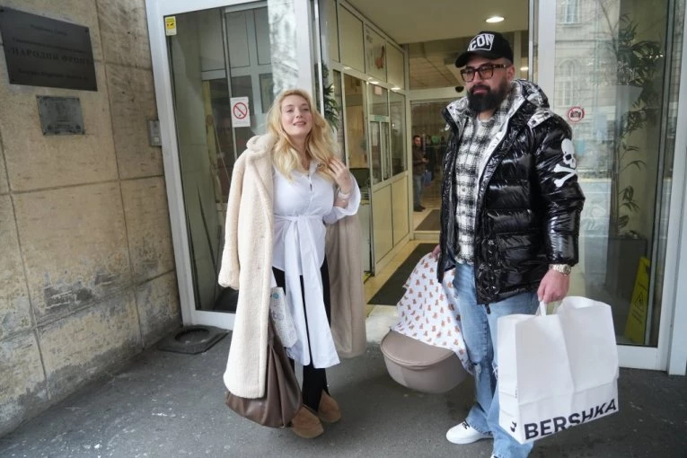 PRVA FOTOGRAFIJE NAKON POROĐAJA, PEVAČICU MUŽ IZVEO IZ PORODILIŠTA! Sve oči uprte u nju, jedan detalj posebno privukao pažnju!