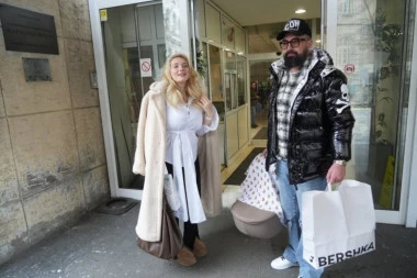 PRVA FOTOGRAFIJE NAKON POROĐAJA, PEVAČICU MUŽ IZVEO IZ PORODILIŠTA! Sve oči uprte u nju, jedan detalj posebno privukao pažnju!