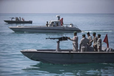 NAJGORE VESTI SA FRONTA, IZVUČENO 80 TELA MORNARA! Amerikanci pogodili iransku podmornicu, katastrofa u moru (VIDEO)