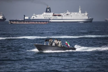 POGOĐEN I TREĆI BROD U ORMUSKOM MOREUZU! Potpuno rasulo, SVI SU METE! Nikad nismo bili bliži trećem svetskom ratu (FOTO)