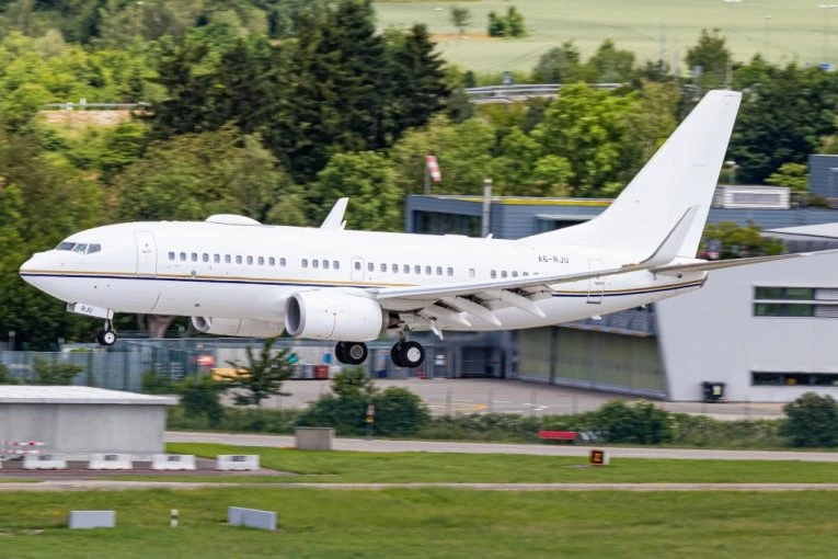 LET IZ DUBAIJA ZA BEOGRAD TRENUTNO NAJPRAĆENIJI: Na desetine hiljada ljudi očekuje sletanje srpskih turista!