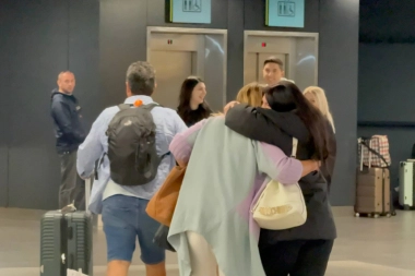 EMOCIJE NA BEOGRADSKOM AERODROMU! Porodica iz Srbije stigla iz Dubaija: "Držali su nas tri sata u vazduhu!" (VIDEO)